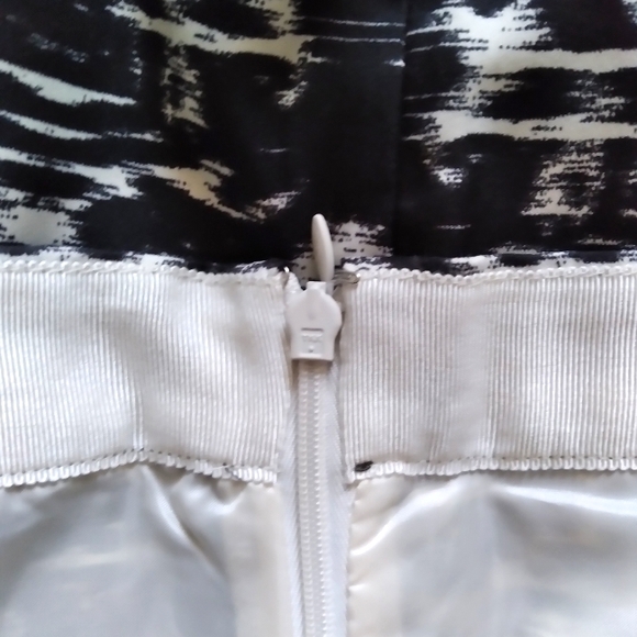 J Crew Black White Abstract print pleated skirt, size 4 - Picture 4 of 9